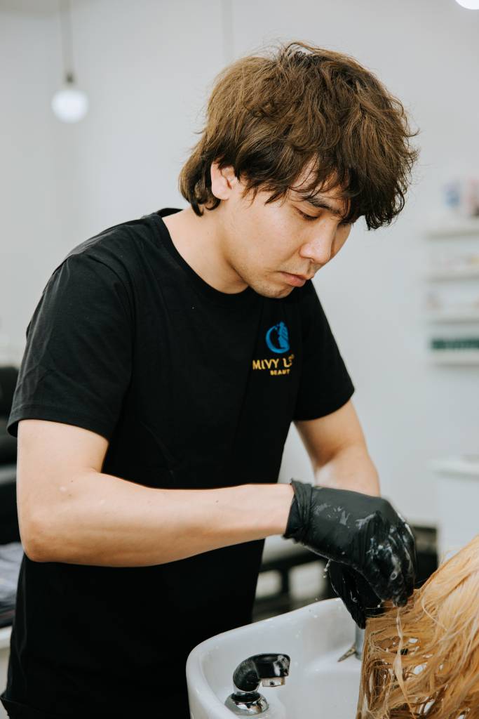 Hallo Ihr Lieben, ich bin Hoang – Friseurmeister mit über 13 Jahren Erfahrung in der Beauty-Branche. Ich bin der Gründer und derzeitige Hauptstylist des Salons Mivy Luxe Beauty. Mit Leidenschaft für Kreativität und dem Ziel, das Selbstbewusstsein meiner Kundinnen und Kunden zu stärken, halte ich mich stets über die neuesten Trends und Techniken auf dem Laufenden, um die bestmögliche Erfahrung zu bieten. Ich spreche fließend Englisch und Deutsch und betreue gerne sowohl lokale als auch internationale Kundschaft.